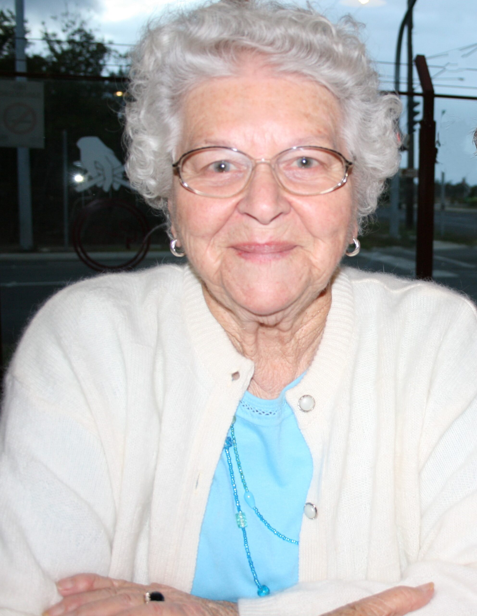 Headshot image of LINDSAY ~ Shirley May