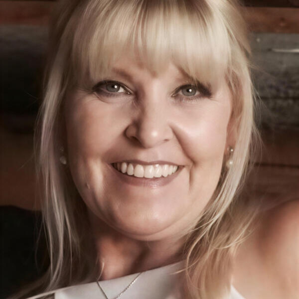 Headshot image of WHITE – Anita Jane